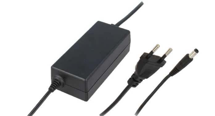 Napájací zdroj POS POSB12200D, stolový POSB12200D (LS36120020) 12V/2A/24W, stolový, biely AC: CEE 7/16, biely DC: 2.1/5.5 (+)